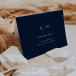 Minimal und Chic | Blue Wedding Dankeskarte<br><div class="desc">Diese eleganten,  modernen Hochzeitskarten zeichnen sich durch ein einfaches,  dunkelblau-weißes,  dunkelmarineblau-weißes Textdesign aus,  das minimalistischen Stil ausstrahlt. Fügen Sie Ihre Initialen oder Monogramme hinzu,  um sie komplett zu Ihrem eigenen zu machen.</div>