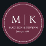 Minimal und Chic | Burgundy Wedding Monogram Runder Aufkleber<br><div class="desc">Klicken Sie auf BEARBEITEN,  um die Hintergrundfarbe oder Textfarbe zu ändern. Sie können dieses Design auf anderen Zazzle-Produkten übertragen und an die meisten Zazzle-Produkte anpassen. Standard Studio-Designs werden in hochauflösender Grafik für berufliche Drucke erstellt. Vielen Dank,  dass Sie unsere Designs ausgewählt haben und sich an den Standard halten</div>