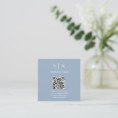Minimal und Chic | Dusty Blue and White QR Code Begleitkarte (Stehend Vorderseite)