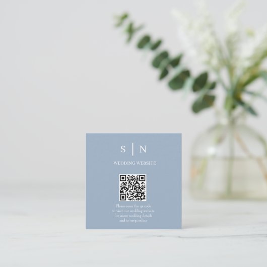 Minimal und Chic | Dusty Blue and White QR Code Begleitkarte (Stehend Vorderseite)