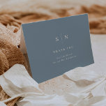 Minimal und Chic | Dusty Blue and White Wedding Dankeskarte<br><div class="desc">Diese eleganten,  modernen Hochzeitskarten zeichnen sich durch ein schlichtes,  blau-weißes Textdesign aus,  das minimalistischen Stil ausstrahlt. Fügen Sie Ihre Initialen oder Monogramme hinzu,  um sie komplett zu Ihrem eigenen zu machen.</div>