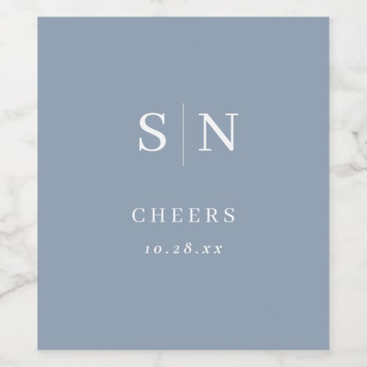 Minimal und Chic | Dusty Blue Monogram Cheers Weinetikett (Einzelnes Label)