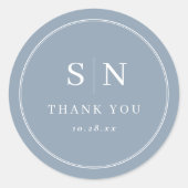 Minimal und Chic | Dusty Blue Wedding Monogram Runder Aufkleber (Vorderseite)