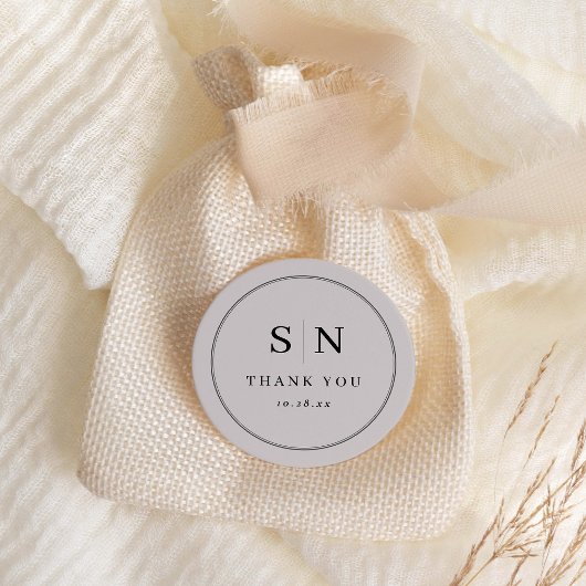 Minimal und Chic | Gray and Black Wedding Initial Runder Aufkleber