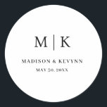 Minimal und Chic | Hochzeit Runder Aufkleber<br><div class="desc">Minimal und Chic | Schwarz-Weiß-RundstickerDiese eleganten,  modernen Servietten aus Hochzeit oder Brautparty sind in einem schlichten Schwarzweiß-Text gestaltet,  der minimalistisch wirkt. Fügen Sie Ihre Initialen oder Monogramme hinzu,  um sie komplett zu Ihrem eigenen zu machen.</div>