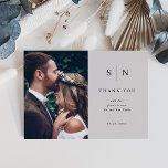 Minimal und Chic | Hochzeit von grauem und schwarz Dankeskarte<br><div class="desc">Diese eleganten,  modernen,  hellgrauen Hochzeitskarten zeichnen sich durch ein schlichtes Schwarz-Text-Design aus,  das minimalistischen Stil ausstrahlt,  mit zwei Ihrer bevorzugten persönlichen Fotos. Fügen Sie Ihre Initialen oder Monogramme hinzu,  um sie komplett zu Ihrem eigenen zu machen.</div>