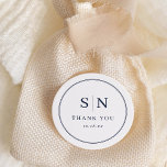 Minimal und Chic | Monogramm für die Hochzeit von  Runder Aufkleber<br><div class="desc">Diese eleganten,  modernen Hochzeitsgarantien für Aufkleber zeichnen sich durch ein schlichtes,  weißes und dunkelmarineblau blaues Textdesign aus,  das minimalistischen Stil ausstrahlt. Fügen Sie Ihre Initialen oder Monogramme hinzu,  um sie komplett zu Ihrem eigenen zu machen.</div>
