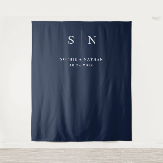 Minimal und Chic | Navy Blue mit Monogram Wedding Wandteppich (Vorderseite)