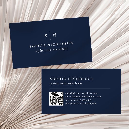 Minimal und Chic | Navy Blue Monogram und QR Code Visitenkarte