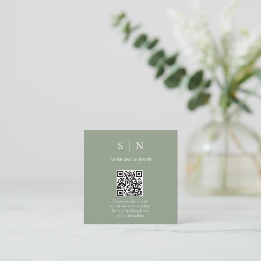 Minimal und Chic | Sage Green and White QR Code Begleitkarte (Stehend Vorderseite)