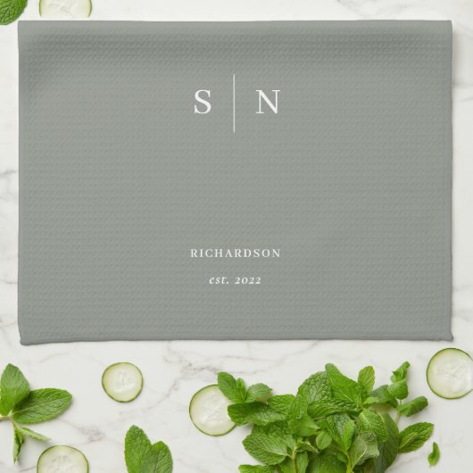 Minimal und Chic | Sage Green Monogram and Date Geschirrtuch (Gefaltet)