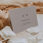 Minimal und Chic | Soft Gray and Black Wedding Dankeskarte<br><div class="desc">Diese eleganten,  modernen hellgrauen Hochzeitskarten zeichnen sich durch ein schlichtes schwarzes Textdesign aus,  das minimalistischen Stil ausstrahlt. Fügen Sie Ihre Initialen oder Monogramme hinzu,  um sie komplett zu Ihrem eigenen zu machen.</div>