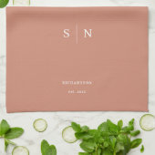 Minimal und Chic | Terracotta Monogramm und Datum Geschirrtuch (Gefaltet)