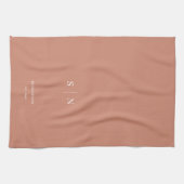 Minimal und Chic | Terracotta Monogramm und Datum Geschirrtuch (Horizontal)