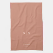 Minimal und Chic | Terracotta Monogramm und Datum Geschirrtuch (Vertikal)