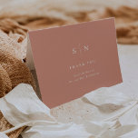 Minimal und Chic | Terracotta und White Wedding Dankeskarte<br><div class="desc">Diese eleganten,  modernen Hochzeitskarten zeichnen sich durch ein einfaches Terrakotta- und weißes Textdesign aus,  das minimalistischen Stil ausstrahlt. Fügen Sie Ihre Initialen oder Monogramme hinzu,  um sie komplett zu Ihrem eigenen zu machen.</div>