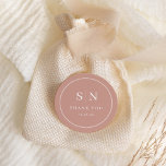 Minimal und Chic | Terracotta Wedding Monogram Runder Aufkleber<br><div class="desc">Diese eleganten,  modernen Hochzeitsgarantien für Aufkleber zeichnen sich durch ein einfaches Terrakotta- und weißes Textdesign aus,  das minimalistisch ist. Fügen Sie Ihre Initialen oder Monogramme hinzu,  um sie komplett zu Ihrem eigenen zu machen.</div>