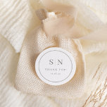 Minimal und Chic | White mit Sage Wedding Initial Runder Aufkleber<br><div class="desc">Diese eleganten,  modernen Hochzeitsdanken sind für Aufkleber mit einem schlichten,  weißen und schlauen grünen Text-Design,  der minimalistischen Stil ausstrahlt. Fügen Sie Ihre Initialen oder Monogramme hinzu,  um sie komplett zu Ihrem eigenen zu machen.</div>
