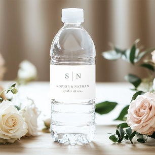 Minimal und Chic White und Sage Monogramm-Hochze Wasserflaschenetikett