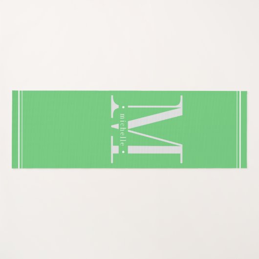 Minimal weich grün und weiß Monogramm Yogamatte (Vorderseite (Horizontal))