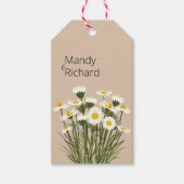 Minimal weiße Daisy Blume auf Beige Hintergrund Geschenkanhänger (Vorderseite)