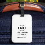 Minimal weißes, modernes Typografisches Monogramm Gepäckanhänger<br><div class="desc">Ein minimalistisches vertikales Design im modernen Stil mit einem Schwarz-Weiß-Monogramm-Emblem mit großen typografischen Initialmonogramm auf schlichtem,  weißem Hintergrund. Der Text kann einfach mit den angegebenen Feldern angepasst werden.</div>