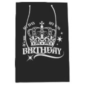 Minimal White Crown Birthday Typography Black Mittlere Geschenktüte (Vorderseite)