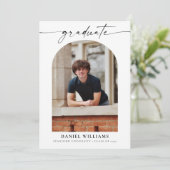Minimale Arch Graduation Party mit Foto Einladung (Stehend Vorderseite)