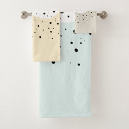 Minimale Bauweise mit dottem Badehandtuch Set