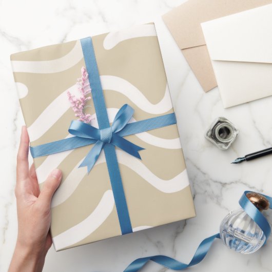 Minimale beige Sandwellen-Warm-Abstract-Pattern Geschenkpapier (Schenken)
