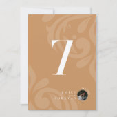 Minimale Damask Ochre Foto Tischnummer Card (Vorderseite)