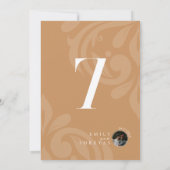 Minimale Damask Ochre Foto Tischnummer Card (Rückseite)