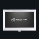 Minimale einfache schwarze Fotografie-Mattkamera Visitenkarten Etui<br><div class="desc">Minimales einfaches schwarzes Fotografie-Kamera-Mattlogo-- stilvolle und einzigartige Visitenkarte-Kasten-Schablone für Sie. Alle Textart,  Farben,  Größen kann geändert werden,  um Ihren Bedarf zu passen. Wenn Sie irgendeine Kundenbezogenheit benötigen,  fühlen Sie bitte sich frei,  mit uns in Verbindung zu treten.</div>