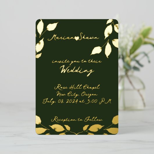 Minimale Elegant Green Gold Blätter Folieneinladung (Stehend vorne)