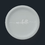 Minimale Elegant Sage Green Monogram Script Pappteller<br><div class="desc">Girly Elegant Minimalistisch Modern Sage Green Monogram Name Script Signature Custom Personalisiert Paper Teller. Mit Vornamen in hübscher Handschrift, Swash Schwanz Schriftart Kalligraphie (oder Typografie) auf schlingerngrünem oder staubgrünem Hintergrund. Diese sind einfach zu anpassen. Ideal für die Hauswärmung, auch für Geburtstag, Hochzeit, süße 16 Geburtstagsparty, Brautparty, Junggeselinnen-Abschied, für Graduiertenfeier, Babydusche...</div>