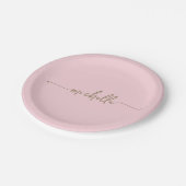 Minimale elegante Gold-Monogramm-Schrift in Blushr Pappteller (Schrägansicht)