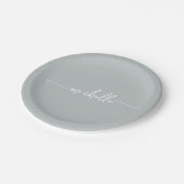 Minimale elegante hellgrüne Monogramm-Schrift Pappteller (Schrägansicht)