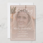 Minimale Feier des Lebens Elegantes Script-Foto Einladung (Vorderseite)