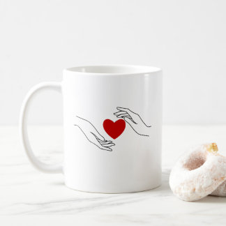 Minimale Hände, die rote Herzliebeskunst anbieten Kaffeetasse