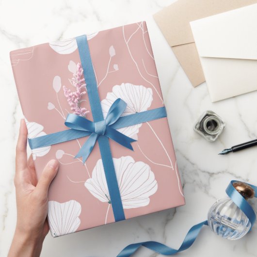 Minimale hellrosa Blume weißes Blumenmuster Geschenkpapier (Schenken)
