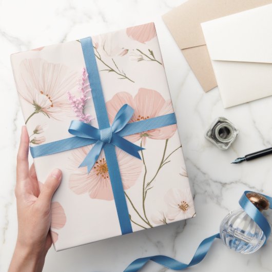 Minimale hellrosa Blume weißes Blumenmuster Geschenkpapier (Schenken)