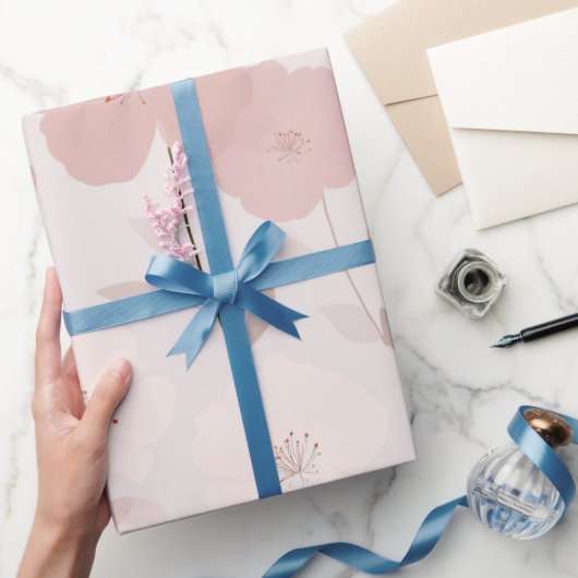 Minimale hellrosa Blume weißes Blumenmuster Geschenkpapier (Schenken)