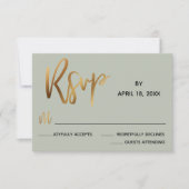 Minimale Imitate Gold Typografy Sage Green Wedding RSVP Karte (Vorderseite)