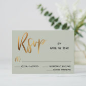 Minimale Imitate Gold Typografy Sage Green Wedding RSVP Karte (Stehend Vorderseite)