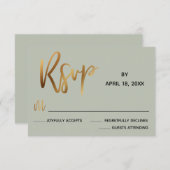 Minimale Imitate Gold Typografy Sage Green Wedding RSVP Karte (Vorne/Hinten)