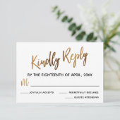 Minimale Imitate Gold Typografy Wedding RSVP Card (Stehend Vorderseite)