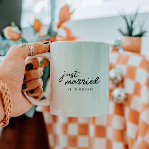 Minimale "Just Married"-Schrift mit römischer Zahl Kaffeetasse
