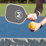 Minimale klassische Monogramm Pickleball Schläger<br><div class="desc">Das moderne Design der Maskuline zeichnet sich durch einen grauen Hintergrund und eine leicht zu bedienende Vorlage aus,  um einen Single in stilvoller Blocktypografie zu erhalten. Das Design wiederholt sich auf der Rückseite. Perfektes Geschenk für ihn.</div>