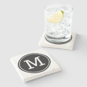 Minimale mit Monogramm Initiale auf schwarzem Steinuntersetzer (Seitenansicht)