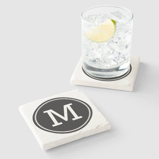 Minimale mit Monogramm Initiale auf schwarzem Steinuntersetzer (Seitenansicht)